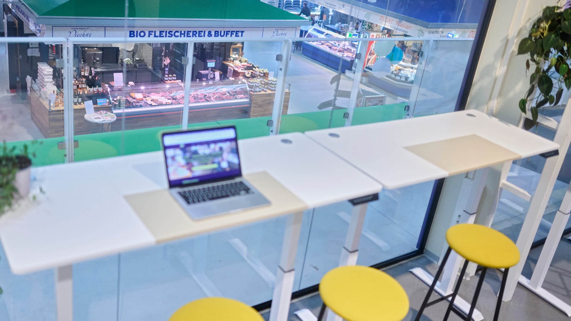 Mittagspause in der Markthalle